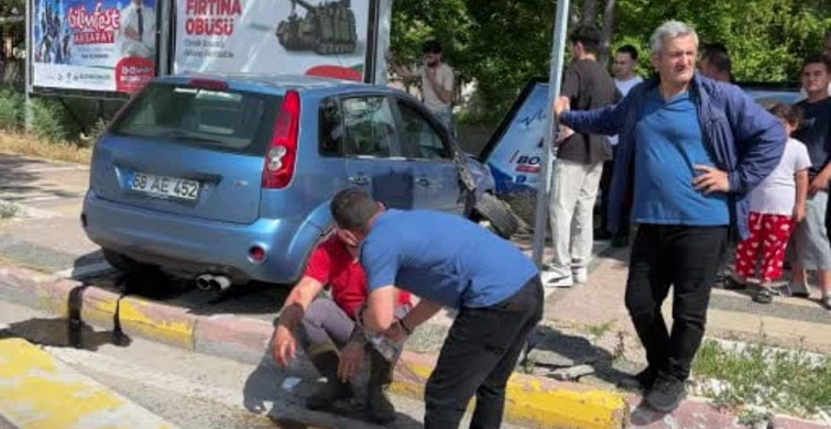 Aksaray'da otomobil kaldırıma çıkarak reklam tabelasına çarptı: 2 yaralı