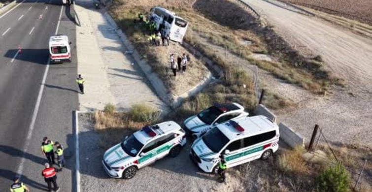 Aksaray'da seyir halindeki otobüs devrildi: 44 yaralı