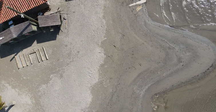 Akyaka Sahilinde Deniz Suyu Çekildi