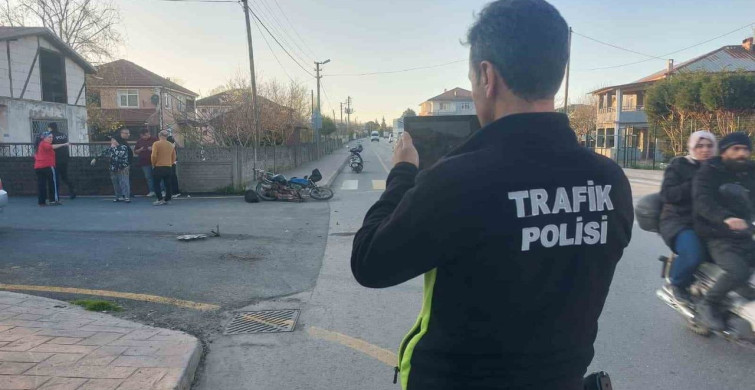 Akyazı'da Trafik Kazası: Motosikletli Otomobile Çarptı