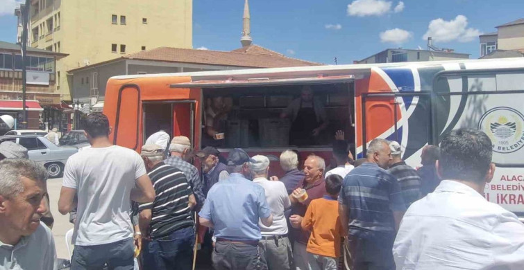Alaca Belediyesi'nden vatandaşlara aşure ikramı
