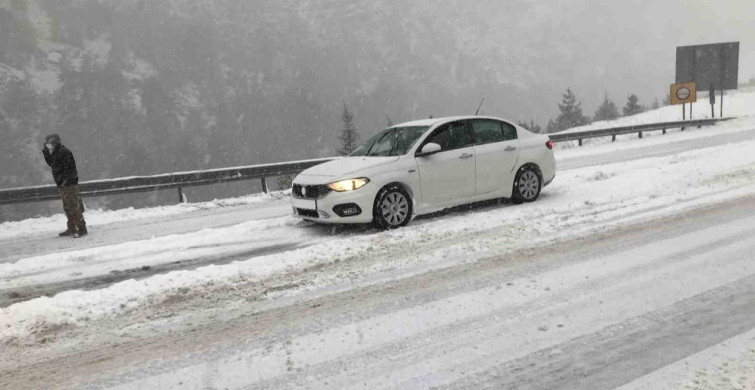 Alacabel'de Nisan Ayında Kar Yağışı Sürücülere Zor Anlar Yaşattı