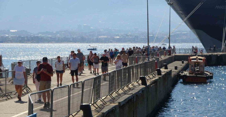 Alanya iskelesine lüks kruvaziyer ile 1.749 turist geldi