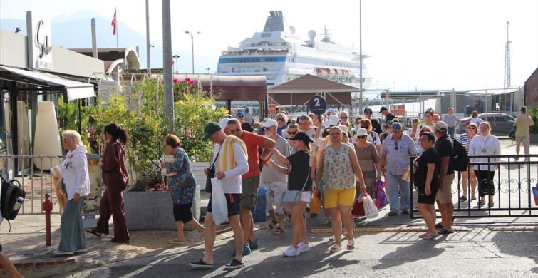 Alanya Limanı'nda 'Astoria Grande' Kruvaziyeri Karşılandı