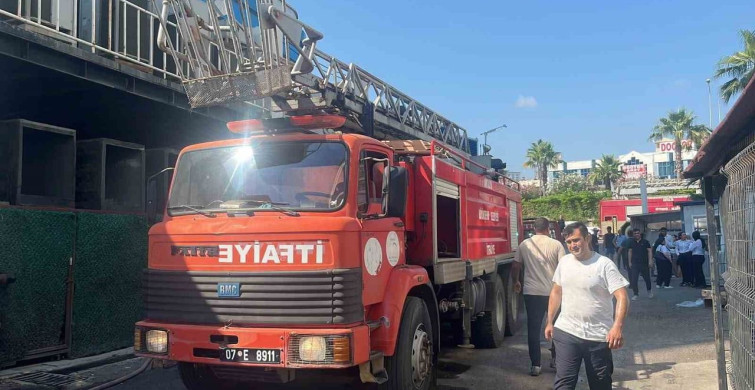 Alanya’da 5 yıldızlı otelin geri dönüşüm deposunda yangın kontrol altına alındı