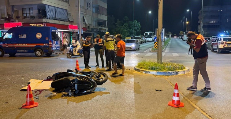 Alanya’da hafif ticari araçla çarpışan motosikletli genç yaralandı