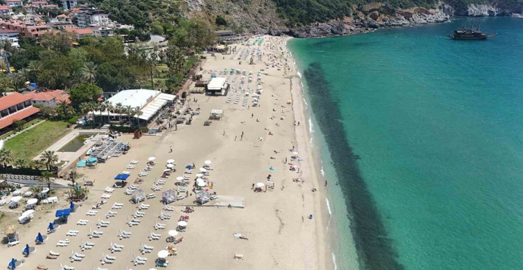 Alanya'da Hafta Sonu Plaj Yoğunluğu