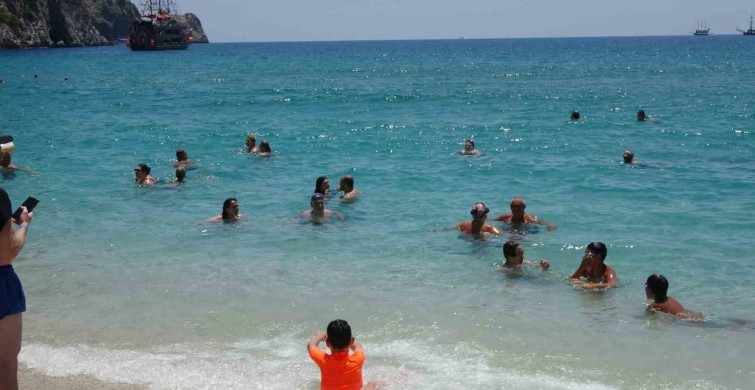 Alanya'da hava sıcaklığı 30 dereceyi gördü, turistler sahile koştu