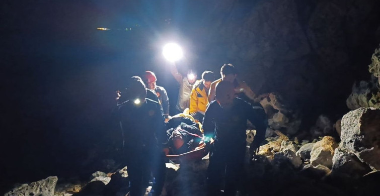 Alanya'da Kayalıktan Düşen Kişi Kurtarıldı