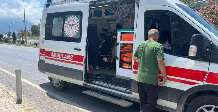 Alanya'da motosiklet kazasında sürücü ve yolcu yaralandı