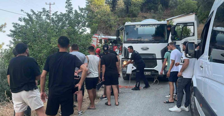 Alanya'da otomobil şarampolde asılı kaldı, itfaiye ekipleri müdahale etti