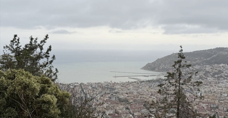 Alanya'da Sağanak Sonrası Denizin Rengi Değişti