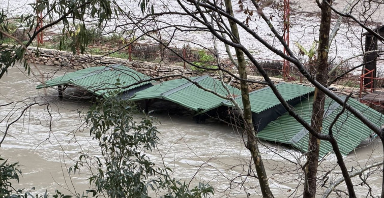 Alanya'da Sağanak Yağış Etkisi: Çardaklar Denize Sürüklendi