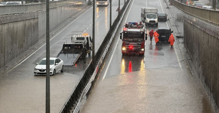 Alanya'da Sağanak Yağış Su Baskınlarına Neden Oldu
