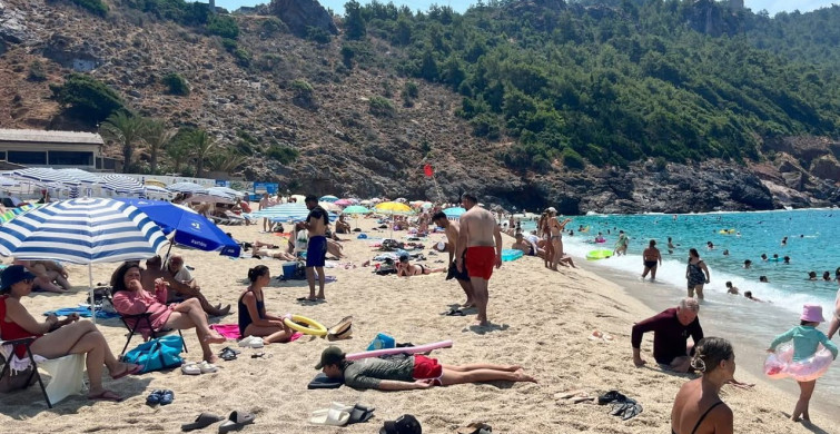 Alanya'da tatilciler deniz ve güneşin tadını çıkardı
