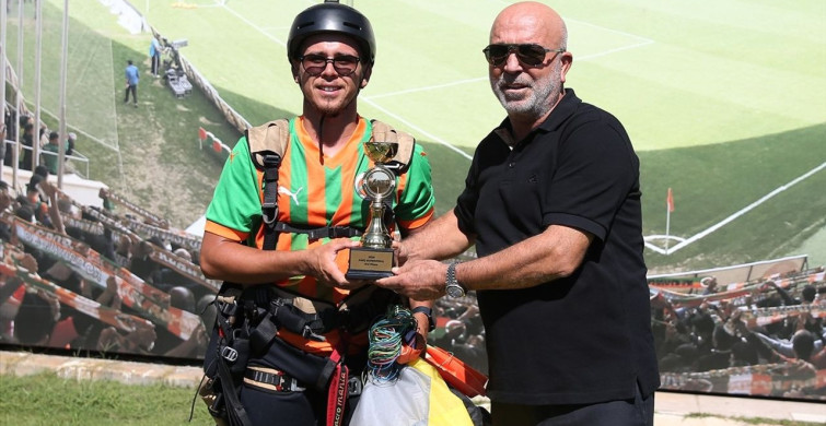 Alanya'da Yamaç Paraşütü Başarısı: Harun Karateke Kupasını Aldı