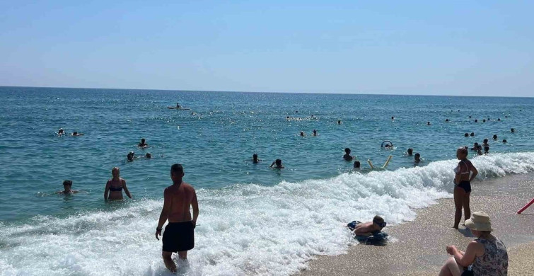 Alanya'da yaz sıcakları plajları doldurdu