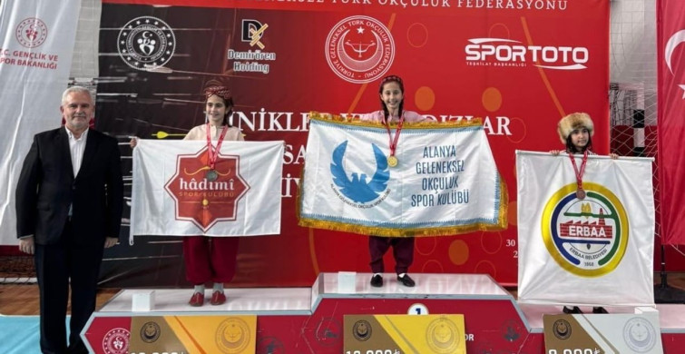 Alanyalı minik okçular Türkiye şampiyonasından madalyalarla döndü