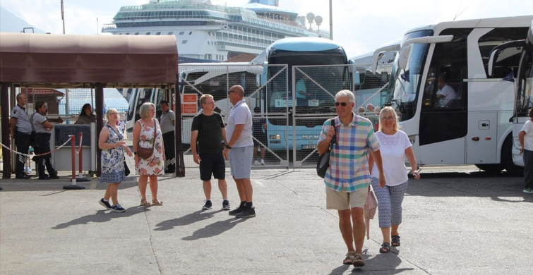 Alanya'ya Gelen 1697 Turist: Marella Discovery 2 Kruvaziyeri