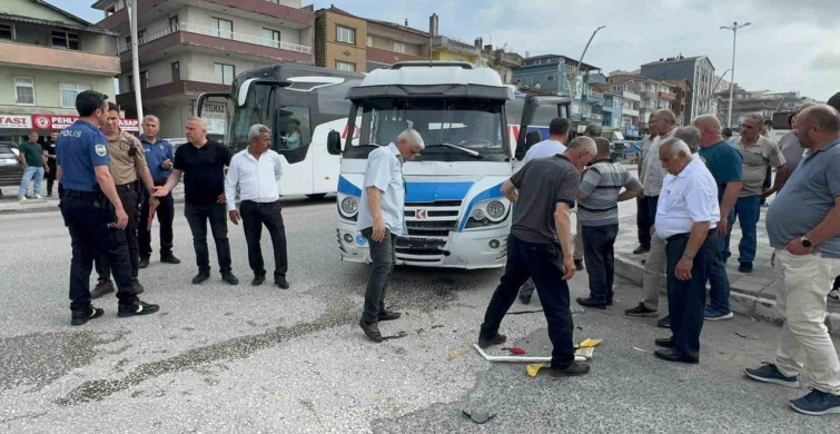 Alaplı’da Minibüs ile Motosiklet Çarpıştı, Bir Kişi Yaralandı