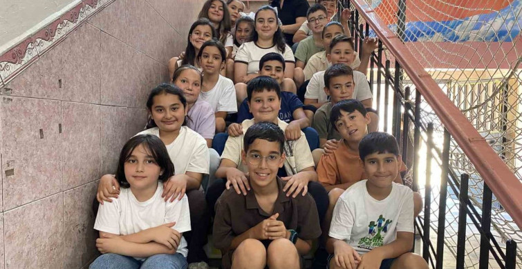 Alaşehir'de ilkokulu tamamlayan öğrenciler karne almanın mutluluğunu ve öğretmenlerine veda etmenin hüznünü yaşadı