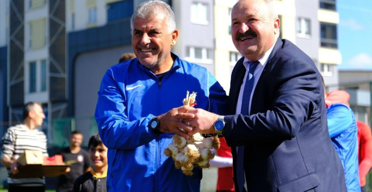 Alatarla İlkokulu Öğrencilerinden Özgün Hediye: Kastamonuspor'a Sarımsak Taçları