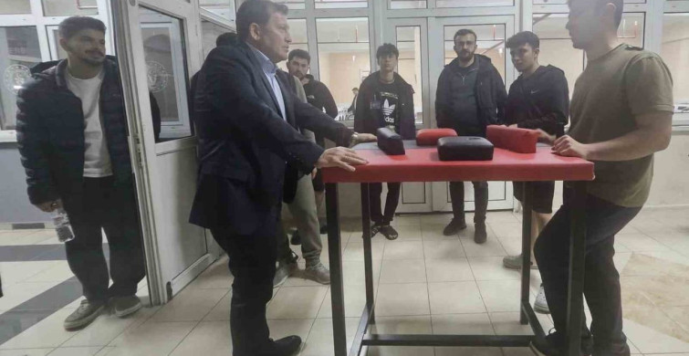 Ali İhsan Kabakcı'dan Öğrencilere Bilek Güreşi