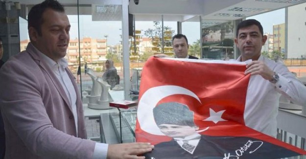 Aliağa Belediyesi Tüm Esnafa Bayrak Hediye Etti!