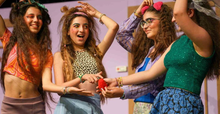 Aliağa’da Çocuk Oyunculardan Muhteşem Tiyatro Performansı