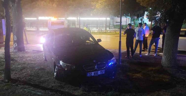 Alkollü aday sürücü kaldırıma çıktı, ehliyeti iptal edildi
