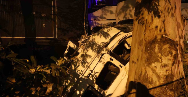 Alkollü Sürücü Minibüsle İş Yerine Dalınca 2 Yaralı