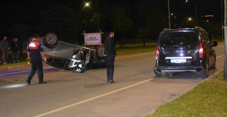 Alkollü Sürücü Park Halindeki Araca Çarpa Çift Yaralı