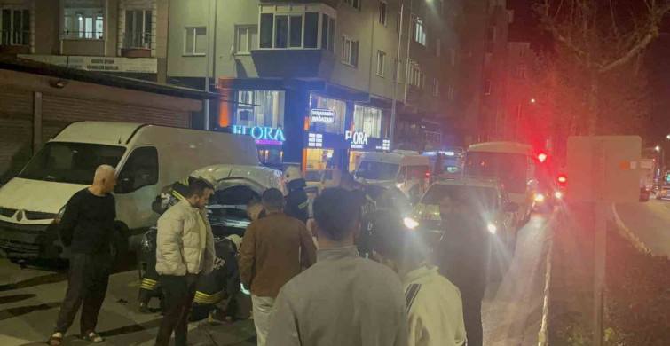 Alkollü Sürücü Servis Minibüsüne Çarptı