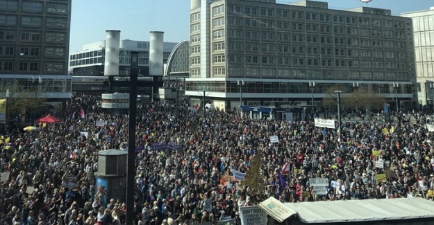 Almanlar, Kiraların 2-3 Katına Çıkmasını Protesto Etmek İçin Sokaklara Döküldü