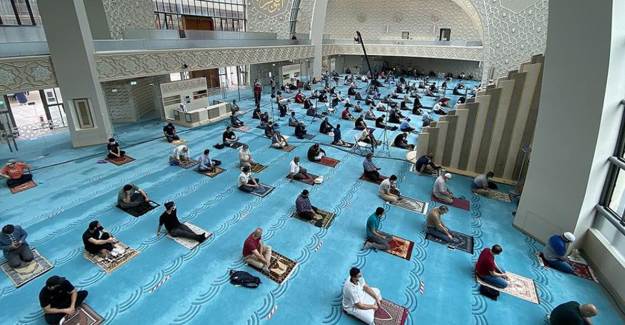 Almanya'da Covid-19 Salgını Sonrası İlk Cuma Namazı Kılındı