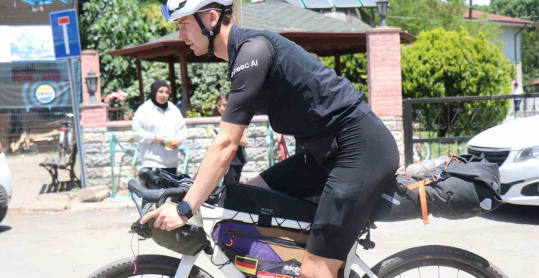 Almanya'da ilik kanserini yenen genç, bisikletiyle Tac Mahal'e doğru yola çıktı