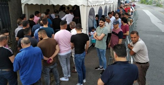Almanya'da Vatandaşlar Oy Kullanmak İçin Uzun Kuyruklar Oluşturdu