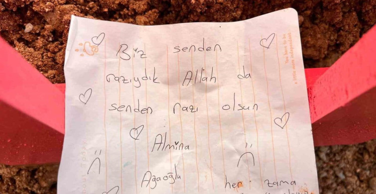 Almina Ağaoğlu'nun Mezarı Pembeye Boyandı