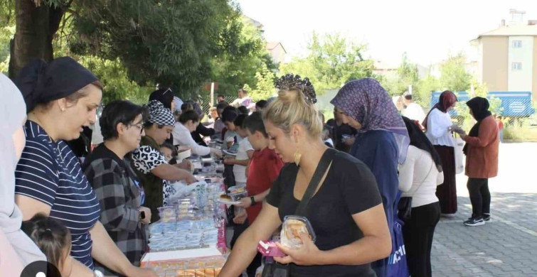 Altıntaş İstiklal İlkokulu’nda hayır çarşısı yoğun ilgi gördü