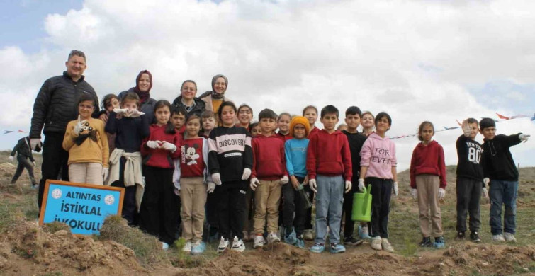 Altıntaş’ta Ağaç Dikme Etkinliği Gerçekleşti