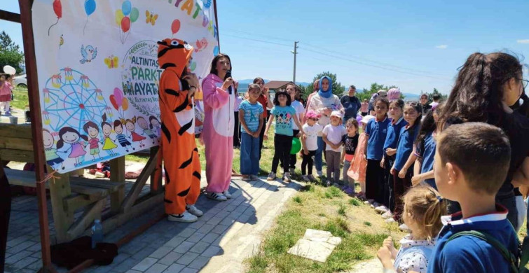 Altıntaş’ta düzenlenen çocuk şenliği eğlenceli anlar sundu