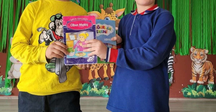 Altıntaş'ta Öğrenciler Kitap Hediyeleşti