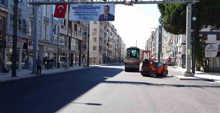 Altyapısı yenilenen caddede sıcak asfalt çalışmaları başladı