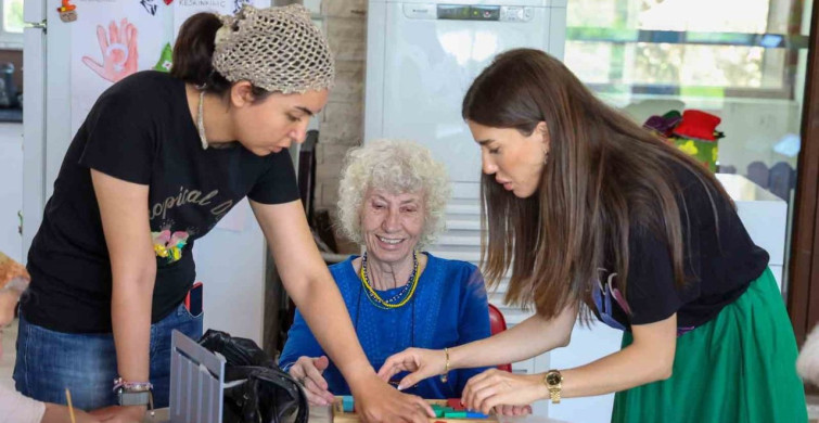Alzheimer hastaları mavi ev'de buluşuyor