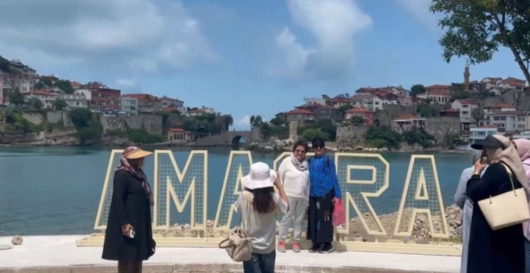 Amasra'da ışıklı yazı, turistlerin ilgi odağı oldu