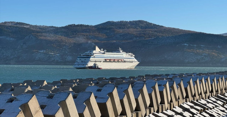 Amasra'ya Gelen Turist Gemisi Rüzgar Nedeniyle Limana Giremedi