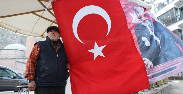 Amasya'da Atatürk İçin Saygı Duruşu: Ayakkabı Boyacısının Duygusal Anları