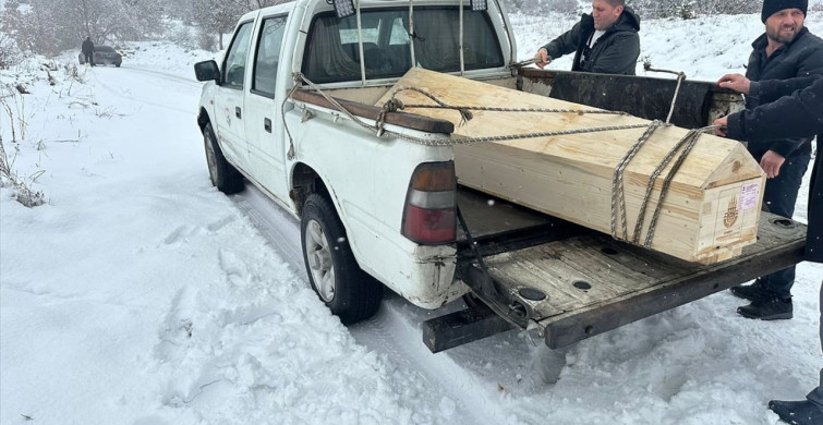 Amasya'da Cenaze Karla Kapalı Yola Rağmen Ulaşıldı