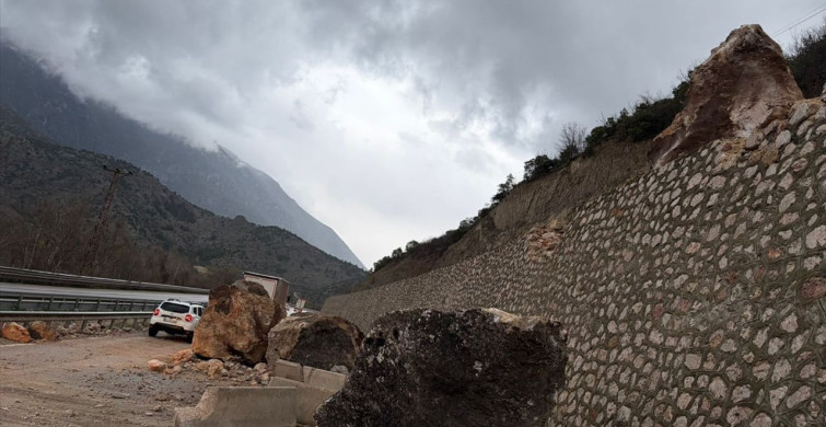 Amasya'da Kaya Düşmesi Ulaşımı Aksattı