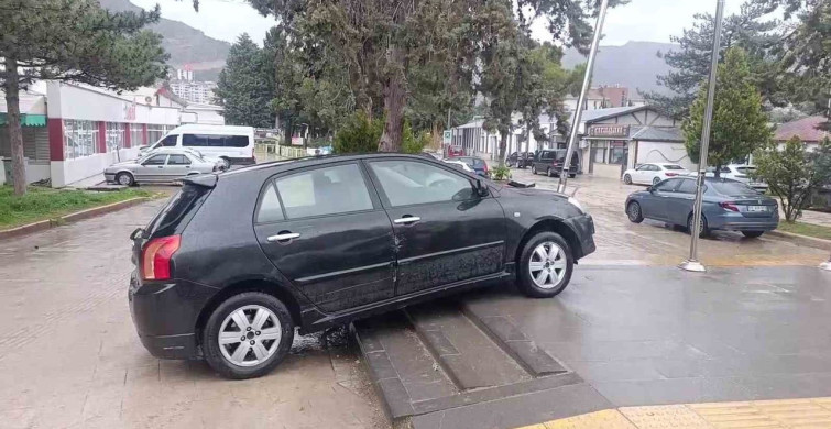 Amasya'da Kontrolden Çıkan Araç Durakta Bekleyenleri Teğet Geçti